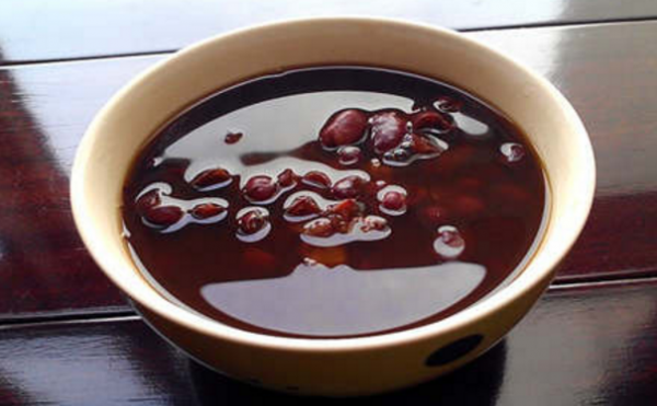 產(chǎn)后紅豆湯里要放生姜嗎（產(chǎn)后紅豆湯里要放生姜嗎為什么）-圖2