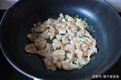 炒雞胸肉放生姜嗎（炒雞胸肉放蒜嗎）